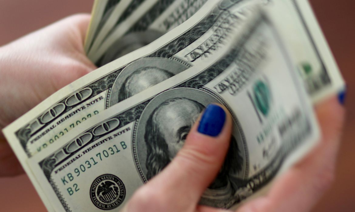 Bolsa cai 2,28% após aprovação da reforma do IR
